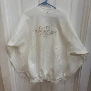 Mandalay Bay Las Vegas Embroidered Crewneck Sweatshirt – Cream/White – Pre-Owned